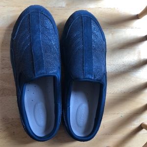 Easy Spirt Travel Time blue slip ons.